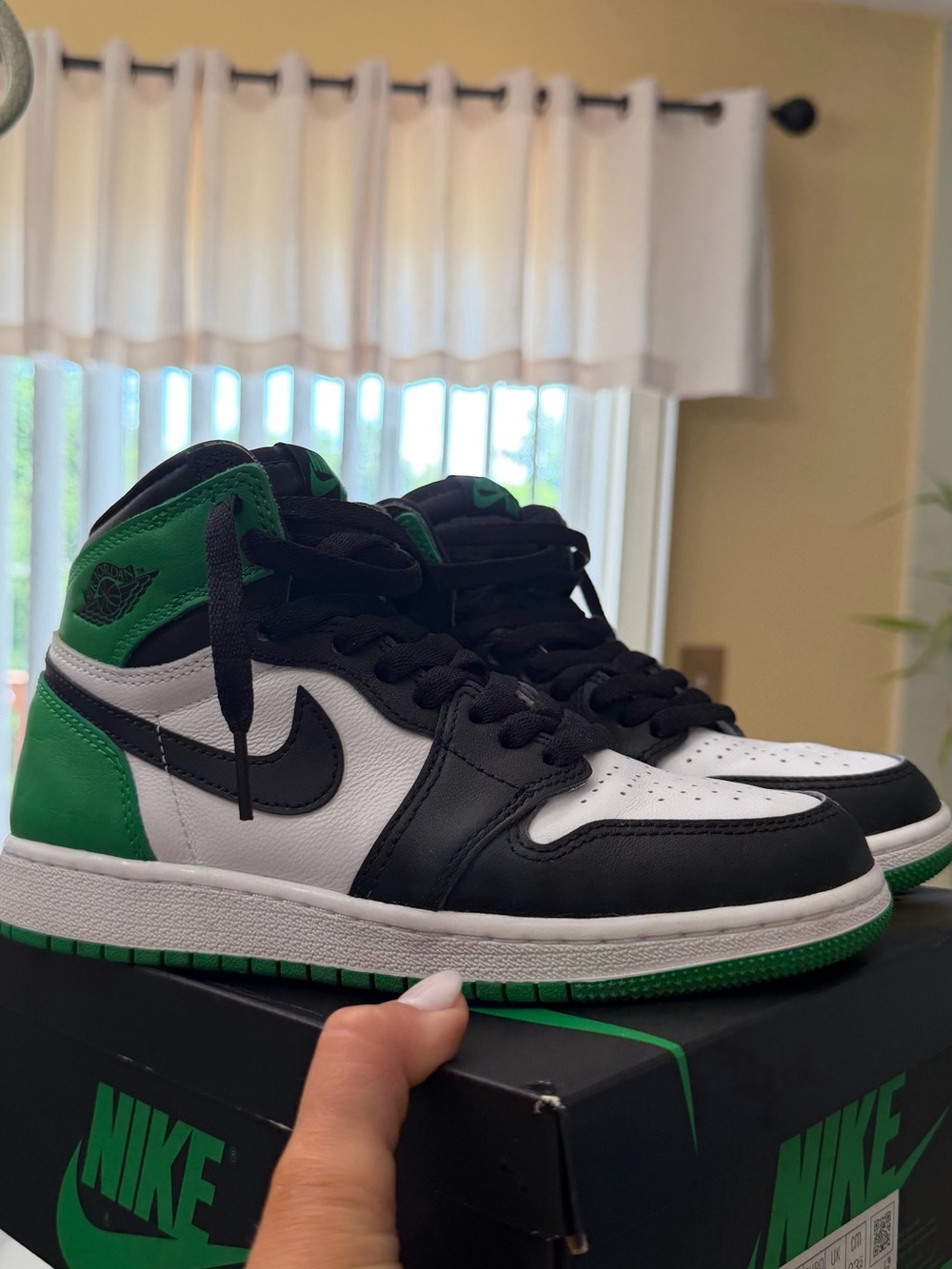 Air Jordan 1 Retro High OG GS Lucky Green size 4.5 kids (6 or 6.5 women’s)